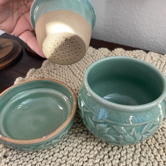 Vintage Korean Signed Celadon Ceramic Infuser Cup Tea Pot Lid Green Floral Mug - Picture 3 of 6